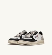 Medalist Low Super Vintage- White/ Black/ Silver