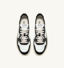 Medalist Low- White/ Black