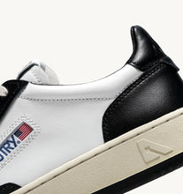 Medalist Low- White/ Black