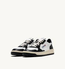 Medalist Low- White/ Black