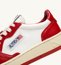 Medalist Low- White/ Red
