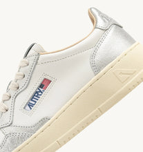 Medalist Low- White/ Silver