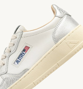 Medalist Low- White/ Silver