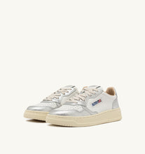 Medalist Low- White/ Silver